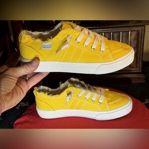 Women’s Obtaom yellow canvas shoes Size 6
